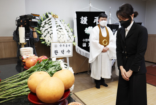 김건희 여사가 25일 오후 경기도 수원시 권선구 수원중앙병원 장례식장에 마련된 암ㆍ희귀병 투병과 생활고에도 불구하고 복지서비스의 도움을 받지 못하고 세상을 떠난 '수원 세 모녀' 빈소를 찾아 조문하고 있다.<연합뉴스>
